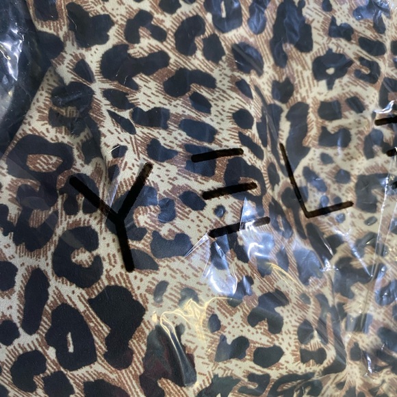 Padded Leopard print Sports Bra. - Picture 3 of 4